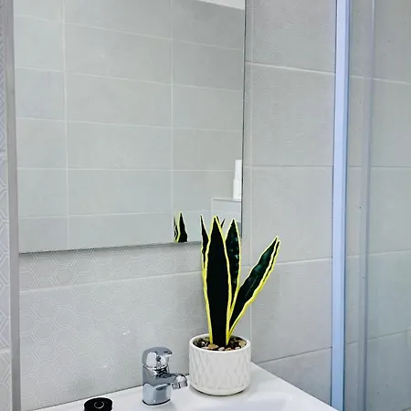 Private Bedroom In The In Ulloi 66- 5min To Corvin Negyed, Aldi * 布达佩斯