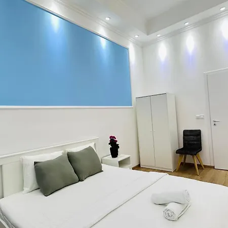 Private Bedroom In The In Ulloi 66- 5min To Corvin Negyed, Aldi 民宿