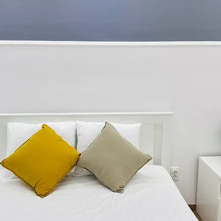 民宿 Private Bedroom In The In Ulloi 66- 5min To Corvin Negyed, Aldi