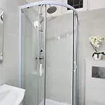 Private Bedroom In The In Ulloi 66- 5min To Corvin Negyed, Aldi